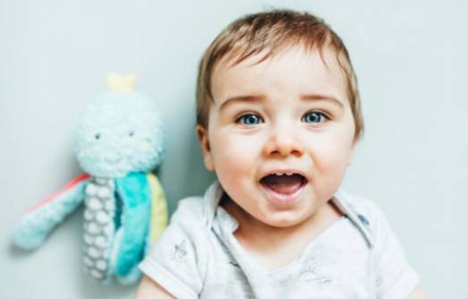 Eenvoudige stappen om babygebarentaal aan je peuter te leren