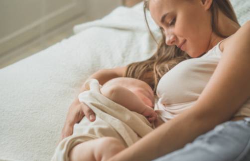 Omgaan met uitdagingen bij borstvoeding: Advies voor nieuwe moeders