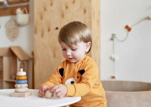Het ontgrendelen van het cognitieve potentieel van je baby via interactief speelgoed