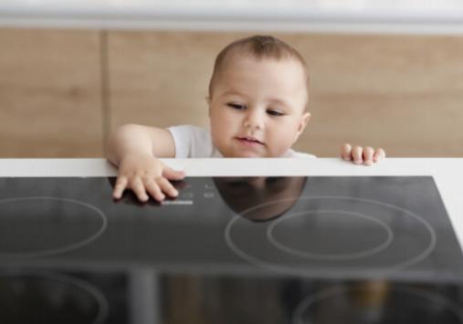 Babyproofing 101: Hoe veiligheidshekken te installeren en gebruiken in uw huis