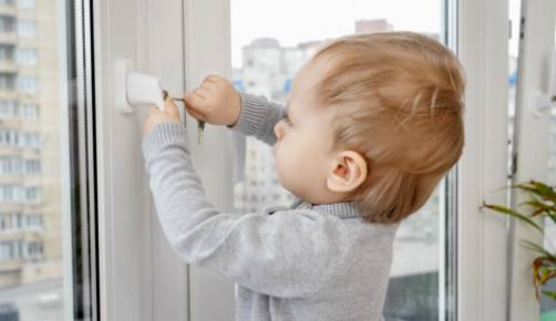 De voordelen van het gebruik van veiligheidssloten voor baby's en peuters op het toilet