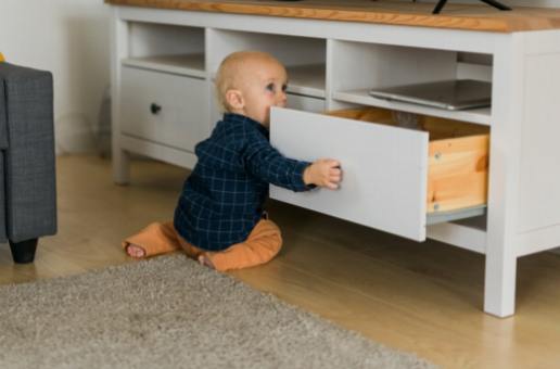 Het kindveilig maken van uw huis: Onmisbare veiligheidssloten voor laden en apparaten